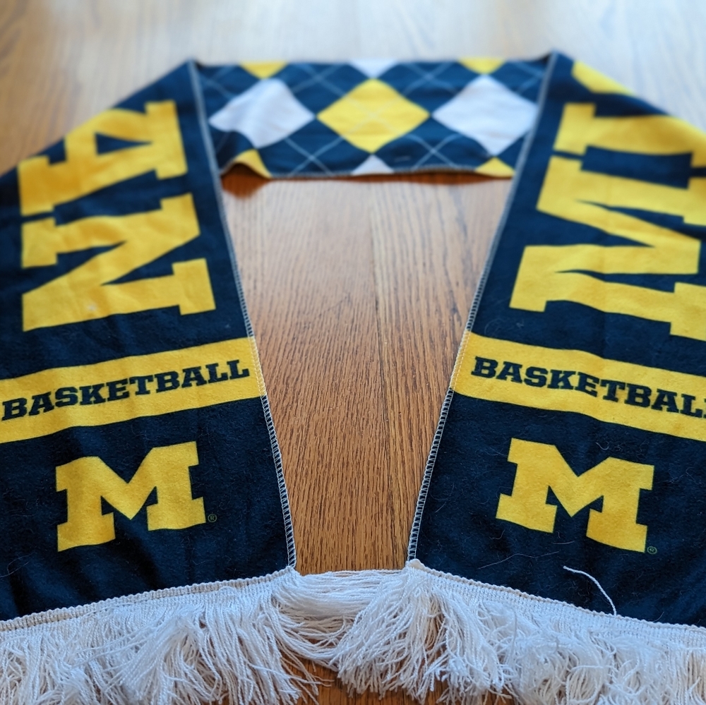 Michigan Basketball 🏀 scarf 🧣 - Picture 3 of 5